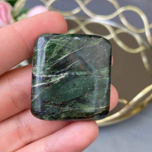 Natural polished Nephrite 25g. (Nephrite Jade)