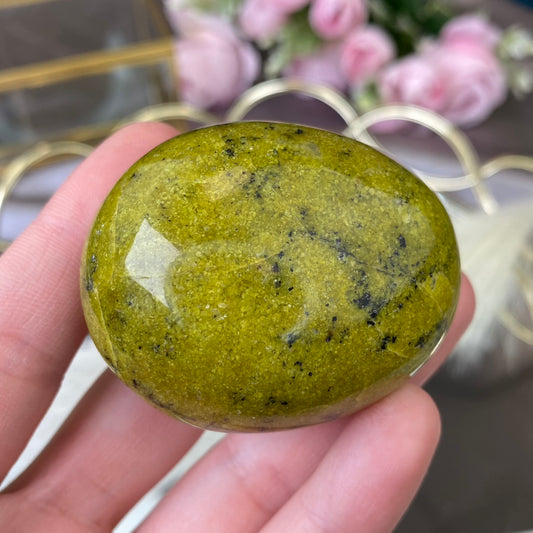 Polierter grüner Opal (Chrysopal) 85g.