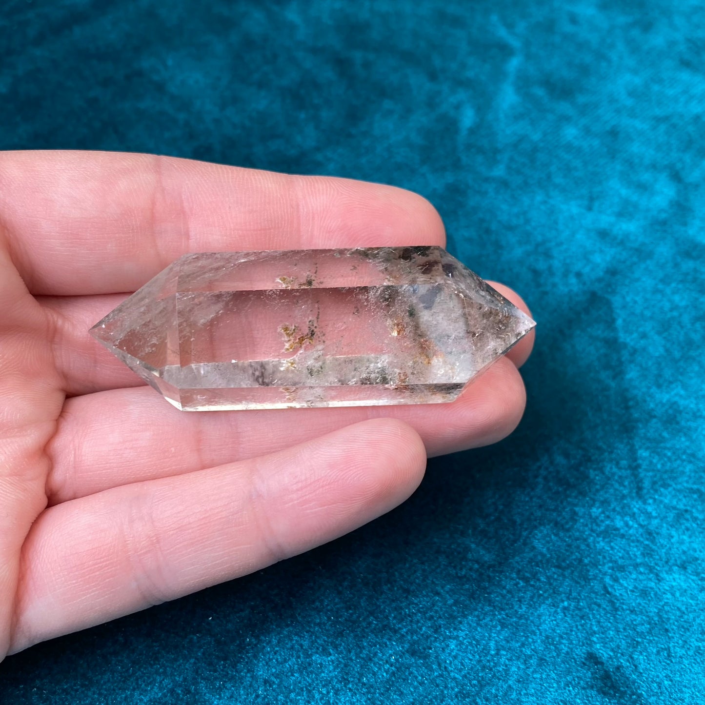 Clear Quartz with natural inclusions 39g.