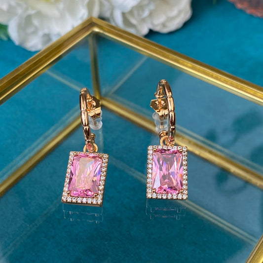 Apzeltīti auskari ar rozā dekoratīvu kristālu