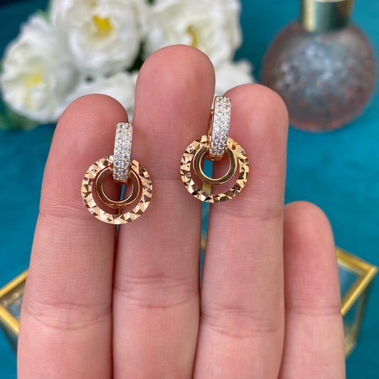 Vergoldete Ohrringe – Ringe mit dekorativen Kristallen