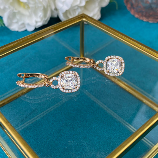 Vergoldete Ohrringe mit dekorativen Kristallen