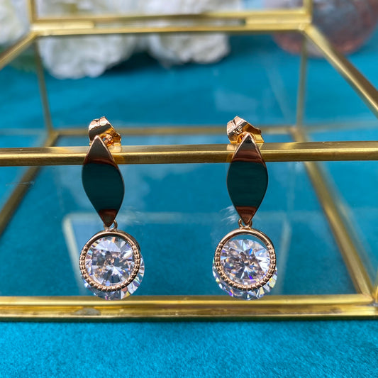 Vergoldete Ohrringe mit dekorativem Kristall
